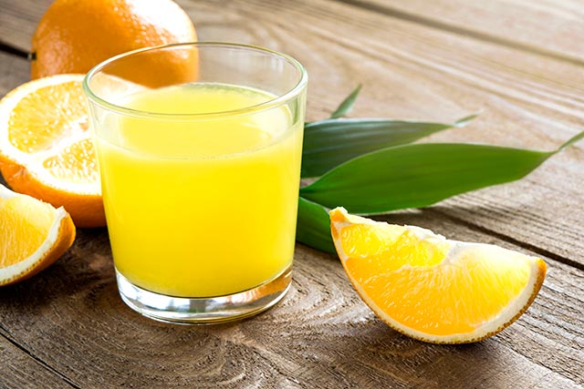 glass-of-orange-juice-and-oranges